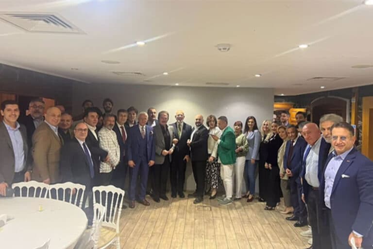 Üyelerin ağ oluşturma seansında işbirliği görüşmeleri